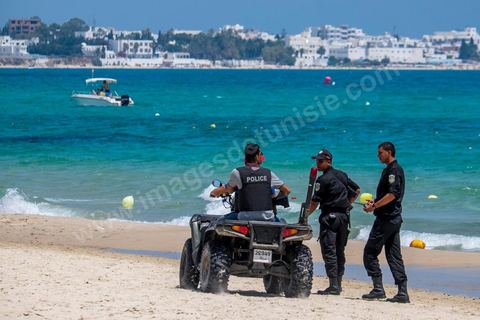 12 juillet 2015 : deux semaines après l'attentat de Sousse, les plages touristiques de Hammamet sont désertes, la police à pied, à cheval et en quad, sillone les plages. Le dispositif de sécurité est en place pour protéger les touristes.