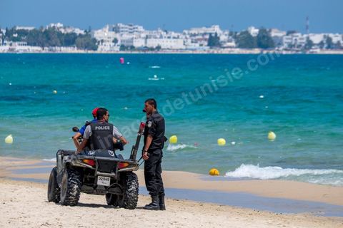 12 juillet 2015 : deux semaines après l'attentat de Sousse, les plages touristiques de Hammamet sont désertes, la police à pied, à cheval et en quad, sillone les plages. Le dispositif de sécurité est en place pour protéger les touristes.
