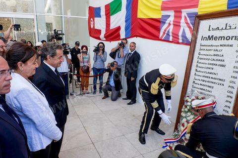 20 juillet 2015 : Depot d'une gerbe devant musée du Bardo lieu de l'attaque terroriste du 18 mars. Visite de Nicolas Sarkozy en Tunisie à titre de Président du Pparti Les Républicains.