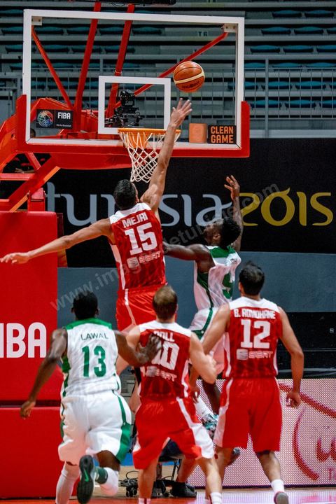 23 août 2015 : Salah Mejri, la fameux n°15 de la Tunisie domine de ses 2,17m le jeu, il vient d'être recuté par les Mavericks de Dallas et devient le premier joueur arabe en NBA. Dernier match de poule de la Tunisie contre le Nigéria lors de l'AfroBasket Tunisia 2015. Victoire de la Tunisie (70-59) et finie première de son groupe.