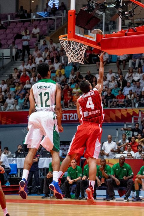 23 août 2015 : Omar Abada au panier lors du dernier match de poule de la Tunisie contre le Nigéria lors de l'AfroBasket Tunisia 2015. Victoire de la Tunisie (70-59) et finie première de son groupe.