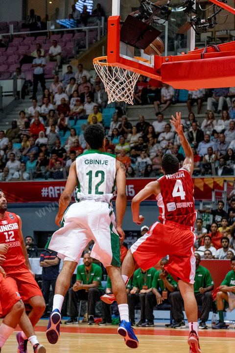 23 août 2015 : Omar Abada au panier lors du dernier match de poule de la Tunisie contre le Nigéria lors de l'AfroBasket Tunisia 2015. Victoire de la Tunisie (70-59) et finie première de son groupe.