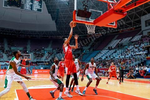 23 août 2015 : Salah Mejri, la fameux n°15 de la Tunisie domine de ses 2,17m le jeu, il vient d'être recuté par les Mavericks de Dallas et devient le premier joueur arabe en NBA. Dernier match de poule de la Tunisie contre le Nigéria lors de l'AfroBasket Tunisia 2015. Victoire de la Tunisie (70-59) et finie première de son groupe.
