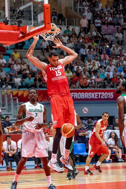 23 août 2015 : Salah Mejri, la fameux n°15 de la Tunisie domine de ses 2,17m le jeu, il vient d'être recuté par les Mavericks de Dallas et devient le premier joueur arabe en NBA. Dernier match de poule de la Tunisie contre le Nigéria lors de l'AfroBasket Tunisia 2015. Victoire de la Tunisie (70-59) et finie première de son groupe.