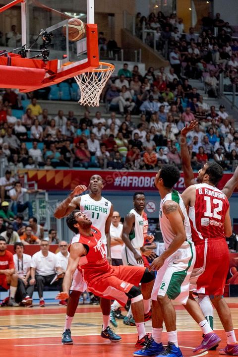 23 août 2015 : Hamdi Braa au panier lors du dernier match de poule de la Tunisie contre le Nigéria lors de l'AfroBasket Tunisia 2015. Victoire de la Tunisie (70-59) et finie première de son groupe.
