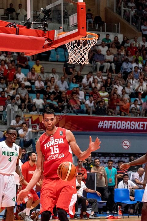23 août 2015 : Salah Mejri, la fameux n°15 de la Tunisie domine de ses 2,17m le jeu, il vient d'être recuté par les Mavericks de Dallas et devient le premier joueur arabe en NBA. Dernier match de poule de la Tunisie contre le Nigéria lors de l'AfroBasket Tunisia 2015. Victoire de la Tunisie (70-59) et finie première de son groupe.
