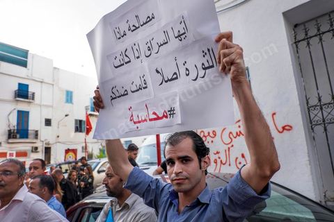 1er septembre 2015 : Quelques dizaines de personnes ont manifesté mardi à Tunis pour protester contre le projet de loi proposé par le président Béji Caïd Essebsi afin de "tourner la page du passé" qui prévoit, au nom de la "réconciliation" nationale, l'amnistie de personnes poursuivies pour corruption en échange d'un remboursement et d'une pénalité financière. "Non à la réconciliation avec les corrompus", "Non, nous n'allons pas pardonner!", ont scandé les manifestants réunis, sous très forte présence policière en civile et en tenue, devant le siège du l'Union générale tunisienne du travail (UGTT).