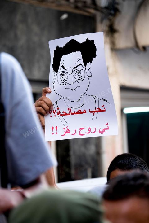 1er septembre 2015 : Quelques dizaines de personnes ont manifesté mardi à Tunis pour protester contre le projet de loi proposé par le président Béji Caïd Essebsi afin de "tourner la page du passé" qui prévoit, au nom de la "réconciliation" nationale, l'amnistie de personnes poursuivies pour corruption en échange d'un remboursement et d'une pénalité financière. "Non à la réconciliation avec les corrompus", "Non, nous n'allons pas pardonner!", ont scandé les manifestants réunis, sous très forte présence policière en civile et en tenue, devant le siège du l'Union générale tunisienne du travail (UGTT).