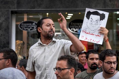 1er septembre 2015 : Quelques dizaines de personnes ont manifesté mardi à Tunis pour protester contre le projet de loi proposé par le président Béji Caïd Essebsi afin de "tourner la page du passé" qui prévoit, au nom de la "réconciliation" nationale, l'amnistie de personnes poursuivies pour corruption en échange d'un remboursement et d'une pénalité financière. "Non à la réconciliation avec les corrompus", "Non, nous n'allons pas pardonner!", ont scandé les manifestants réunis, sous très forte présence policière en civile et en tenue, devant le siège du l'Union générale tunisienne du travail (UGTT).