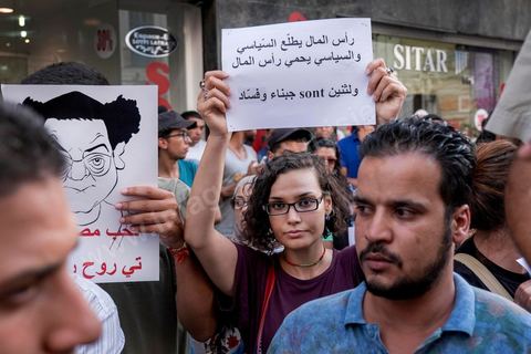 1er septembre 2015 : Quelques dizaines de personnes ont manifesté mardi à Tunis pour protester contre le projet de loi proposé par le président Béji Caïd Essebsi afin de "tourner la page du passé" qui prévoit, au nom de la "réconciliation" nationale, l'amnistie de personnes poursuivies pour corruption en échange d'un remboursement et d'une pénalité financière. "Non à la réconciliation avec les corrompus", "Non, nous n'allons pas pardonner!", ont scandé les manifestants réunis, sous très forte présence policière en civile et en tenue, devant le siège du l'Union générale tunisienne du travail (UGTT).