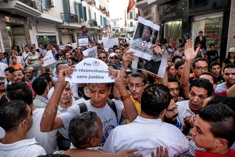 1er septembre 2015 : la police en civile pas toujours identifiée bloque et repousse violement les maifestants et d'autres policiers chargent la foule avec leurs motos. Quelques dizaines de personnes ont manifesté mardi à Tunis pour protester contre le projet de loi proposé par le président Béji Caïd Essebsi afin de "tourner la page du passé" qui prévoit, au nom de la "réconciliation" nationale, l'amnistie de personnes poursuivies pour corruption en échange d'un remboursement et d'une pénalité financière. "Non à la réconciliation avec les corrompus", "Non, nous n'allons pas pardonner!", ont scandé les manifestants réunis, sous très forte présence policière en civile et en tenue, devant le siège du l'Union générale tunisienne du travail (UGTT).