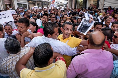 1er septembre 2015 : la police en civile pas toujours identifiée bloque et repousse violement les maifestants et d'autres policiers chargent la foule avec leurs motos. Quelques dizaines de personnes ont manifesté mardi à Tunis pour protester contre le projet de loi proposé par le président Béji Caïd Essebsi afin de "tourner la page du passé" qui prévoit, au nom de la "réconciliation" nationale, l'amnistie de personnes poursuivies pour corruption en échange d'un remboursement et d'une pénalité financière. "Non à la réconciliation avec les corrompus", "Non, nous n'allons pas pardonner!", ont scandé les manifestants réunis, sous très forte présence policière en civile et en tenue, devant le siège du l'Union générale tunisienne du travail (UGTT).