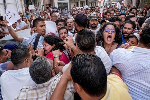 1er septembre 2015 : la police en civile pas toujours identifiée bloque et repousse violement les maifestants et d'autres policiers chargent la foule avec leurs motos. Quelques dizaines de personnes ont manifesté mardi à Tunis pour protester contre le projet de loi proposé par le président Béji Caïd Essebsi afin de "tourner la page du passé" qui prévoit, au nom de la "réconciliation" nationale, l'amnistie de personnes poursuivies pour corruption en échange d'un remboursement et d'une pénalité financière. "Non à la réconciliation avec les corrompus", "Non, nous n'allons pas pardonner!", ont scandé les manifestants réunis, sous très forte présence policière en civile et en tenue, devant le siège du l'Union générale tunisienne du travail (UGTT).