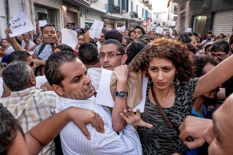1er septembre 2015 : la police en civile pas toujours identifiée bloque et repousse violement les maifestants et d'autres policiers chargent la foule avec leurs motos. Quelques dizaines de personnes ont manifesté mardi à Tunis pour protester contre le projet de loi proposé par le président Béji Caïd Essebsi afin de "tourner la page du passé" qui prévoit, au nom de la "réconciliation" nationale, l'amnistie de personnes poursuivies pour corruption en échange d'un remboursement et d'une pénalité financière. "Non à la réconciliation avec les corrompus", "Non, nous n'allons pas pardonner!", ont scandé les manifestants réunis, sous très forte présence policière en civile et en tenue, devant le siège du l'Union générale tunisienne du travail (UGTT).