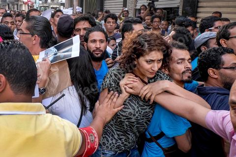 1er septembre 2015 : la police en civile pas toujours identifiée bloque et repousse violement les maifestants et d'autres policiers chargent la foule avec leurs motos. Quelques dizaines de personnes ont manifesté mardi à Tunis pour protester contre le projet de loi proposé par le président Béji Caïd Essebsi afin de "tourner la page du passé" qui prévoit, au nom de la "réconciliation" nationale, l'amnistie de personnes poursuivies pour corruption en échange d'un remboursement et d'une pénalité financière. "Non à la réconciliation avec les corrompus", "Non, nous n'allons pas pardonner!", ont scandé les manifestants réunis, sous très forte présence policière en civile et en tenue, devant le siège du l'Union générale tunisienne du travail (UGTT).