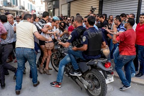 1er septembre 2015 : la police en civile pas toujours identifiée bloque et repousse violement les maifestants et d'autres policiers chargent la foule avec leurs motos. Quelques dizaines de personnes ont manifesté mardi à Tunis pour protester contre le projet de loi proposé par le président Béji Caïd Essebsi afin de "tourner la page du passé" qui prévoit, au nom de la "réconciliation" nationale, l'amnistie de personnes poursuivies pour corruption en échange d'un remboursement et d'une pénalité financière. "Non à la réconciliation avec les corrompus", "Non, nous n'allons pas pardonner!", ont scandé les manifestants réunis, sous très forte présence policière en civile et en tenue, devant le siège du l'Union générale tunisienne du travail (UGTT).