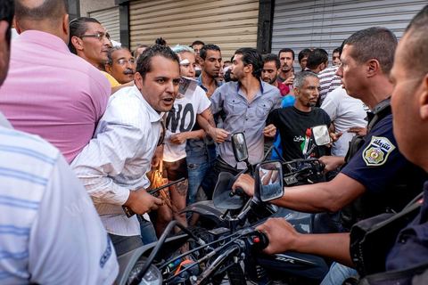 1er septembre 2015 : la police en civile pas toujours identifiée bloque et repousse violement les maifestants et d'autres policiers chargent la foule avec leurs motos. Quelques dizaines de personnes ont manifesté mardi à Tunis pour protester contre le projet de loi proposé par le président Béji Caïd Essebsi afin de "tourner la page du passé" qui prévoit, au nom de la "réconciliation" nationale, l'amnistie de personnes poursuivies pour corruption en échange d'un remboursement et d'une pénalité financière. "Non à la réconciliation avec les corrompus", "Non, nous n'allons pas pardonner!", ont scandé les manifestants réunis, sous très forte présence policière en civile et en tenue, devant le siège du l'Union générale tunisienne du travail (UGTT).