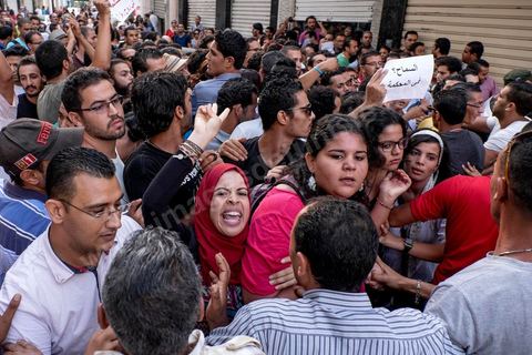 1er septembre 2015 : la police en civile pas toujours identifiée bloque et repousse violement les maifestants et d'autres policiers chargent la foule avec leurs motos. Quelques dizaines de personnes ont manifesté mardi à Tunis pour protester contre le projet de loi proposé par le président Béji Caïd Essebsi afin de "tourner la page du passé" qui prévoit, au nom de la "réconciliation" nationale, l'amnistie de personnes poursuivies pour corruption en échange d'un remboursement et d'une pénalité financière. "Non à la réconciliation avec les corrompus", "Non, nous n'allons pas pardonner!", ont scandé les manifestants réunis, sous très forte présence policière en civile et en tenue, devant le siège du l'Union générale tunisienne du travail (UGTT).