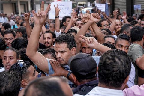 1er septembre 2015 : la police en civile pas toujours identifiée bloque et repousse violement les maifestants et d'autres policiers chargent la foule avec leurs motos. Quelques dizaines de personnes ont manifesté mardi à Tunis pour protester contre le projet de loi proposé par le président Béji Caïd Essebsi afin de "tourner la page du passé" qui prévoit, au nom de la "réconciliation" nationale, l'amnistie de personnes poursuivies pour corruption en échange d'un remboursement et d'une pénalité financière. "Non à la réconciliation avec les corrompus", "Non, nous n'allons pas pardonner!", ont scandé les manifestants réunis, sous très forte présence policière en civile et en tenue, devant le siège du l'Union générale tunisienne du travail (UGTT).