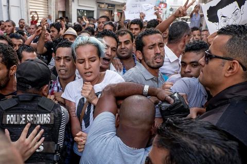 1er septembre 2015 : la police en civile pas toujours identifiée bloque et repousse violement les maifestants et d'autres policiers chargent la foule avec leurs motos. Quelques dizaines de personnes ont manifesté mardi à Tunis pour protester contre le projet de loi proposé par le président Béji Caïd Essebsi afin de "tourner la page du passé" qui prévoit, au nom de la "réconciliation" nationale, l'amnistie de personnes poursuivies pour corruption en échange d'un remboursement et d'une pénalité financière. "Non à la réconciliation avec les corrompus", "Non, nous n'allons pas pardonner!", ont scandé les manifestants réunis, sous très forte présence policière en civile et en tenue, devant le siège du l'Union générale tunisienne du travail (UGTT).
