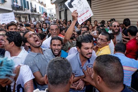 1er septembre 2015 : la police en civile pas toujours identifiée bloque et repousse violement les maifestants et d'autres policiers chargent la foule avec leurs motos. Quelques dizaines de personnes ont manifesté mardi à Tunis pour protester contre le projet de loi proposé par le président Béji Caïd Essebsi afin de "tourner la page du passé" qui prévoit, au nom de la "réconciliation" nationale, l'amnistie de personnes poursuivies pour corruption en échange d'un remboursement et d'une pénalité financière. "Non à la réconciliation avec les corrompus", "Non, nous n'allons pas pardonner!", ont scandé les manifestants réunis, sous très forte présence policière en civile et en tenue, devant le siège du l'Union générale tunisienne du travail (UGTT).