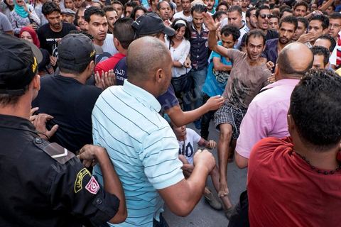 1er septembre 2015 : la police en civile pas toujours identifiée bloque et repousse violement les maifestants et d'autres policiers chargent la foule avec leurs motos. Quelques dizaines de personnes ont manifesté mardi à Tunis pour protester contre le projet de loi proposé par le président Béji Caïd Essebsi afin de "tourner la page du passé" qui prévoit, au nom de la "réconciliation" nationale, l'amnistie de personnes poursuivies pour corruption en échange d'un remboursement et d'une pénalité financière. "Non à la réconciliation avec les corrompus", "Non, nous n'allons pas pardonner!", ont scandé les manifestants réunis, sous très forte présence policière en civile et en tenue, devant le siège du l'Union générale tunisienne du travail (UGTT).