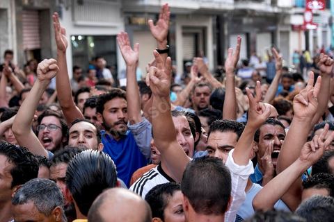 1er septembre 2015 : la police en civile pas toujours identifiée bloque et repousse violement les maifestants et d'autres policiers chargent la foule avec leurs motos. Quelques dizaines de personnes ont manifesté mardi à Tunis pour protester contre le projet de loi proposé par le président Béji Caïd Essebsi afin de "tourner la page du passé" qui prévoit, au nom de la "réconciliation" nationale, l'amnistie de personnes poursuivies pour corruption en échange d'un remboursement et d'une pénalité financière. "Non à la réconciliation avec les corrompus", "Non, nous n'allons pas pardonner!", ont scandé les manifestants réunis, sous très forte présence policière en civile et en tenue, devant le siège du l'Union générale tunisienne du travail (UGTT).