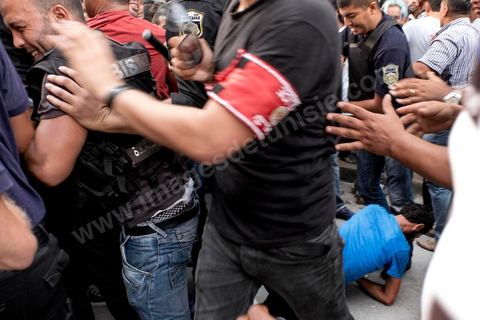 1er septembre 2015 : la police en civile pas toujours identifiée bloque et repousse violement les maifestants et d'autres policiers chargent la foule avec leurs motos. Quelques dizaines de personnes ont manifesté mardi à Tunis pour protester contre le projet de loi proposé par le président Béji Caïd Essebsi afin de "tourner la page du passé" qui prévoit, au nom de la "réconciliation" nationale, l'amnistie de personnes poursuivies pour corruption en échange d'un remboursement et d'une pénalité financière. "Non à la réconciliation avec les corrompus", "Non, nous n'allons pas pardonner!", ont scandé les manifestants réunis, sous très forte présence policière en civile et en tenue, devant le siège du l'Union générale tunisienne du travail (UGTT).