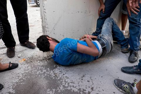 1er septembre 2015 : la police en civile pas toujours identifiée bloque et repousse violement les maifestants et d'autres policiers chargent la foule avec leurs motos. Quelques dizaines de personnes ont manifesté mardi à Tunis pour protester contre le projet de loi proposé par le président Béji Caïd Essebsi afin de "tourner la page du passé" qui prévoit, au nom de la "réconciliation" nationale, l'amnistie de personnes poursuivies pour corruption en échange d'un remboursement et d'une pénalité financière. "Non à la réconciliation avec les corrompus", "Non, nous n'allons pas pardonner!", ont scandé les manifestants réunis, sous très forte présence policière en civile et en tenue, devant le siège du l'Union générale tunisienne du travail (UGTT).