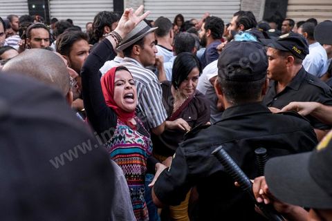 1er septembre 2015 : la police en civile pas toujours identifiée bloque et repousse violement les maifestants et d'autres policiers chargent la foule avec leurs motos. Quelques dizaines de personnes ont manifesté mardi à Tunis pour protester contre le projet de loi proposé par le président Béji Caïd Essebsi afin de "tourner la page du passé" qui prévoit, au nom de la "réconciliation" nationale, l'amnistie de personnes poursuivies pour corruption en échange d'un remboursement et d'une pénalité financière. "Non à la réconciliation avec les corrompus", "Non, nous n'allons pas pardonner!", ont scandé les manifestants réunis, sous très forte présence policière en civile et en tenue, devant le siège du l'Union générale tunisienne du travail (UGTT).