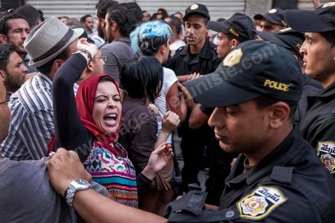 1er septembre 2015 : la police en civile pas toujours identifiée bloque et repousse violement les maifestants et d'autres policiers chargent la foule avec leurs motos. Quelques dizaines de personnes ont manifesté mardi à Tunis pour protester contre le projet de loi proposé par le président Béji Caïd Essebsi afin de "tourner la page du passé" qui prévoit, au nom de la "réconciliation" nationale, l'amnistie de personnes poursuivies pour corruption en échange d'un remboursement et d'une pénalité financière. "Non à la réconciliation avec les corrompus", "Non, nous n'allons pas pardonner!", ont scandé les manifestants réunis, sous très forte présence policière en civile et en tenue, devant le siège du l'Union générale tunisienne du travail (UGTT).