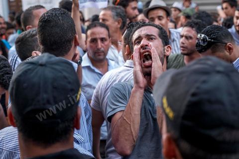 1er septembre 2015 : la police en civile pas toujours identifiée bloque et repousse violement les maifestants et d'autres policiers chargent la foule avec leurs motos. Quelques dizaines de personnes ont manifesté mardi à Tunis pour protester contre le projet de loi proposé par le président Béji Caïd Essebsi afin de "tourner la page du passé" qui prévoit, au nom de la "réconciliation" nationale, l'amnistie de personnes poursuivies pour corruption en échange d'un remboursement et d'une pénalité financière. "Non à la réconciliation avec les corrompus", "Non, nous n'allons pas pardonner!", ont scandé les manifestants réunis, sous très forte présence policière en civile et en tenue, devant le siège du l'Union générale tunisienne du travail (UGTT).
