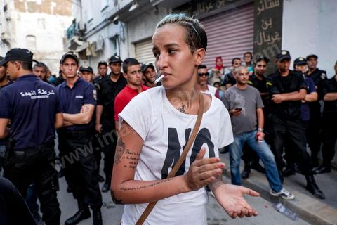 1er septembre 2015 : Amina l'ex Femen tunisienne. Quelques dizaines de personnes ont manifesté mardi à Tunis pour protester contre le projet de loi proposé par le président Béji Caïd Essebsi afin de "tourner la page du passé" qui prévoit, au nom de la "réconciliation" nationale, l'amnistie de personnes poursuivies pour corruption en échange d'un remboursement et d'une pénalité financière. "Non à la réconciliation avec les corrompus", "Non, nous n'allons pas pardonner!", ont scandé les manifestants réunis, sous très forte présence policière en civile et en tenue, devant le siège du l'Union générale tunisienne du travail (UGTT).