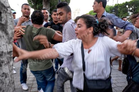 1er septembre 2015 : sur l'avenue Bourguiba la police lance un rodéo moto contre les quelques manifestants, coups, blessures et arrestations à tout va. Quelques dizaines de personnes ont manifesté mardi à Tunis pour protester contre le projet de loi proposé par le président Béji Caïd Essebsi afin de "tourner la page du passé" qui prévoit, au nom de la "réconciliation" nationale, l'amnistie de personnes poursuivies pour corruption en échange d'un remboursement et d'une pénalité financière. "Non à la réconciliation avec les corrompus", "Non, nous n'allons pas pardonner!", ont scandé les manifestants réunis, sous très forte présence policière en civile et en tenue, devant le siège du l'Union générale tunisienne du travail (UGTT).