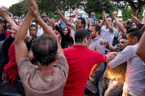 1er septembre 2015 : sur l'avenue Bourguiba la police lance un rodéo moto contre les quelques manifestants, coups, blessures et arrestations à tout va. Quelques dizaines de personnes ont manifesté mardi à Tunis pour protester contre le projet de loi proposé par le président Béji Caïd Essebsi afin de "tourner la page du passé" qui prévoit, au nom de la "réconciliation" nationale, l'amnistie de personnes poursuivies pour corruption en échange d'un remboursement et d'une pénalité financière. "Non à la réconciliation avec les corrompus", "Non, nous n'allons pas pardonner!", ont scandé les manifestants réunis, sous très forte présence policière en civile et en tenue, devant le siège du l'Union générale tunisienne du travail (UGTT).