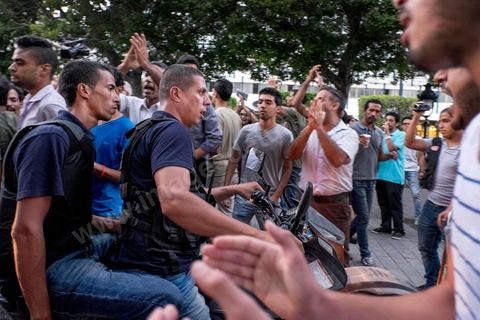 1er septembre 2015 : sur l'avenue Bourguiba la police lance un rodéo moto contre les quelques manifestants, coups, blessures et arrestations à tout va. Quelques dizaines de personnes ont manifesté mardi à Tunis pour protester contre le projet de loi proposé par le président Béji Caïd Essebsi afin de "tourner la page du passé" qui prévoit, au nom de la "réconciliation" nationale, l'amnistie de personnes poursuivies pour corruption en échange d'un remboursement et d'une pénalité financière. "Non à la réconciliation avec les corrompus", "Non, nous n'allons pas pardonner!", ont scandé les manifestants réunis, sous très forte présence policière en civile et en tenue, devant le siège du l'Union générale tunisienne du travail (UGTT).