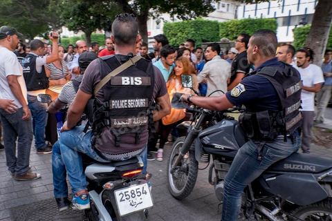 1er septembre 2015 : sur l'avenue Bourguiba la police lance un rodéo moto contre les quelques manifestants, coups, blessures et arrestations à tout va. Quelques dizaines de personnes ont manifesté mardi à Tunis pour protester contre le projet de loi proposé par le président Béji Caïd Essebsi afin de "tourner la page du passé" qui prévoit, au nom de la "réconciliation" nationale, l'amnistie de personnes poursuivies pour corruption en échange d'un remboursement et d'une pénalité financière. "Non à la réconciliation avec les corrompus", "Non, nous n'allons pas pardonner!", ont scandé les manifestants réunis, sous très forte présence policière en civile et en tenue, devant le siège du l'Union générale tunisienne du travail (UGTT).