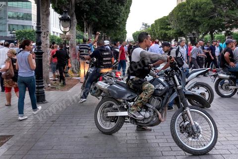1er septembre 2015 : sur l'avenue Bourguiba la police lance un rodéo moto contre les quelques manifestants, coups, blessures et arrestations à tout va. Quelques dizaines de personnes ont manifesté mardi à Tunis pour protester contre le projet de loi proposé par le président Béji Caïd Essebsi afin de "tourner la page du passé" qui prévoit, au nom de la "réconciliation" nationale, l'amnistie de personnes poursuivies pour corruption en échange d'un remboursement et d'une pénalité financière. "Non à la réconciliation avec les corrompus", "Non, nous n'allons pas pardonner!", ont scandé les manifestants réunis, sous très forte présence policière en civile et en tenue, devant le siège du l'Union générale tunisienne du travail (UGTT).