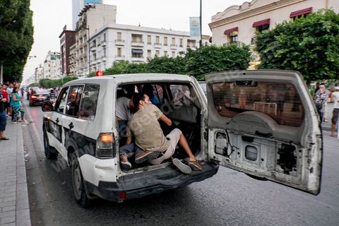 1er septembre 2015 : sur l'avenue Bourguiba la police lance un rodéo moto contre les quelques manifestants, coups, blessures et arrestations à tout va. Quelques dizaines de personnes ont manifesté mardi à Tunis pour protester contre le projet de loi proposé par le président Béji Caïd Essebsi afin de "tourner la page du passé" qui prévoit, au nom de la "réconciliation" nationale, l'amnistie de personnes poursuivies pour corruption en échange d'un remboursement et d'une pénalité financière. "Non à la réconciliation avec les corrompus", "Non, nous n'allons pas pardonner!", ont scandé les manifestants réunis, sous très forte présence policière en civile et en tenue, devant le siège du l'Union générale tunisienne du travail (UGTT).