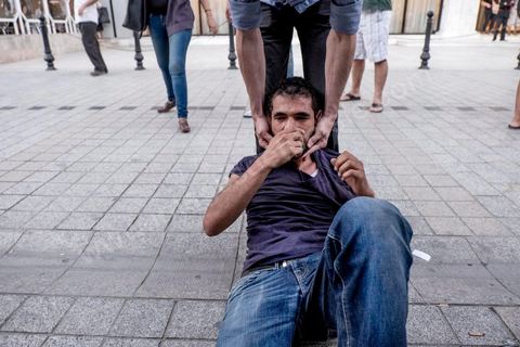 1er septembre 2015 : sur l'avenue Bourguiba la police lance un rodéo moto contre les quelques manifestants, coups, blessures et arrestations à tout va. Quelques dizaines de personnes ont manifesté mardi à Tunis pour protester contre le projet de loi proposé par le président Béji Caïd Essebsi afin de "tourner la page du passé" qui prévoit, au nom de la "réconciliation" nationale, l'amnistie de personnes poursuivies pour corruption en échange d'un remboursement et d'une pénalité financière. "Non à la réconciliation avec les corrompus", "Non, nous n'allons pas pardonner!", ont scandé les manifestants réunis, sous très forte présence policière en civile et en tenue, devant le siège du l'Union générale tunisienne du travail (UGTT).