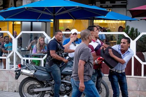 1er septembre 2015 : sur l'avenue Bourguiba la police lance un rodéo moto contre les quelques manifestants, coups, blessures et arrestations à tout va. Quelques dizaines de personnes ont manifesté mardi à Tunis pour protester contre le projet de loi proposé par le président Béji Caïd Essebsi afin de "tourner la page du passé" qui prévoit, au nom de la "réconciliation" nationale, l'amnistie de personnes poursuivies pour corruption en échange d'un remboursement et d'une pénalité financière. "Non à la réconciliation avec les corrompus", "Non, nous n'allons pas pardonner!", ont scandé les manifestants réunis, sous très forte présence policière en civile et en tenue, devant le siège du l'Union générale tunisienne du travail (UGTT).