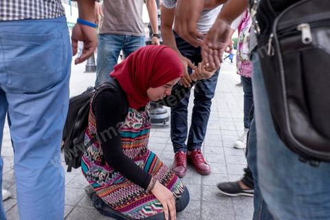 1er septembre 2015 : sur l'avenue Bourguiba la police lance un rodéo moto contre les quelques manifestants, coups, blessures et arrestations à tout va. Quelques dizaines de personnes ont manifesté mardi à Tunis pour protester contre le projet de loi proposé par le président Béji Caïd Essebsi afin de "tourner la page du passé" qui prévoit, au nom de la "réconciliation" nationale, l'amnistie de personnes poursuivies pour corruption en échange d'un remboursement et d'une pénalité financière. "Non à la réconciliation avec les corrompus", "Non, nous n'allons pas pardonner!", ont scandé les manifestants réunis, sous très forte présence policière en civile et en tenue, devant le siège du l'Union générale tunisienne du travail (UGTT).