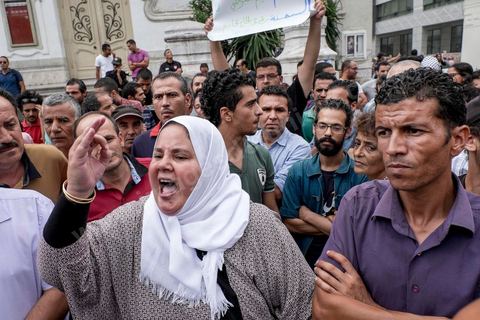 3 septembre 2015 : deuxième manifestation de la semaine contre le projet de loi sur la réconcialiation économique et contre les violences policières qui ont eu lieu deux jours avant contre ces manifestanst. A l'appel de l'UGET une cinquantaine de manifestants s'est réunie devant le théâtre municipal sur l'avenue Habib Bourguiba à Tunis. La police les a empêché de quitter la place pour cause d'interdiction de manifestation en cette période d'état d'urgence. Plusieeurs députés Front Populaire de l'ARP sont intervenus par des discours dont Ahmed Seddik, Nizar Ammami, Jilani Hammami et Mbarka Brahmi, femme du martyr Brahmi. 