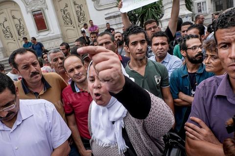 3 septembre 2015 : deuxième manifestation de la semaine contre le projet de loi sur la réconcialiation économique et contre les violences policières qui ont eu lieu deux jours avant contre ces manifestanst. A l'appel de l'UGET une cinquantaine de manifestants s'est réunie devant le théâtre municipal sur l'avenue Habib Bourguiba à Tunis. La police les a empêché de quitter la place pour cause d'interdiction de manifestation en cette période d'état d'urgence. Plusieeurs députés Front Populaire de l'ARP sont intervenus par des discours dont Ahmed Seddik, Nizar Ammami, Jilani Hammami et Mbarka Brahmi, femme du martyr Brahmi. 