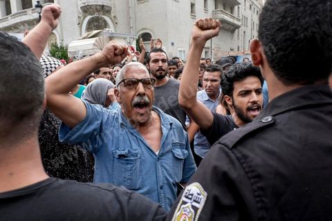 3 septembre 2015 : deuxième manifestation de la semaine contre le projet de loi sur la réconcialiation économique et contre les violences policières qui ont eu lieu deux jours avant contre ces manifestanst. A l'appel de l'UGET une cinquantaine de manifestants s'est réunie devant le théâtre municipal sur l'avenue Habib Bourguiba à Tunis. La police les a empêché de quitter la place pour cause d'interdiction de manifestation en cette période d'état d'urgence. Plusieeurs députés Front Populaire de l'ARP sont intervenus par des discours dont Ahmed Seddik, Nizar Ammami, Jilani Hammami et Mbarka Brahmi, femme du martyr Brahmi. 