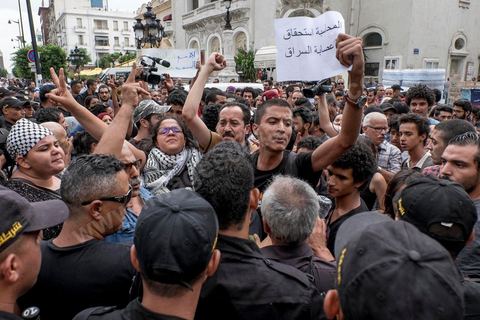 3 septembre 2015 : deuxième manifestation de la semaine contre le projet de loi sur la réconcialiation économique et contre les violences policières qui ont eu lieu deux jours avant contre ces manifestanst. A l'appel de l'UGET une cinquantaine de manifestants s'est réunie devant le théâtre municipal sur l'avenue Habib Bourguiba à Tunis. La police les a empêché de quitter la place pour cause d'interdiction de manifestation en cette période d'état d'urgence. Plusieeurs députés Front Populaire de l'ARP sont intervenus par des discours dont Ahmed Seddik, Nizar Ammami, Jilani Hammami et Mbarka Brahmi, femme du martyr Brahmi. 