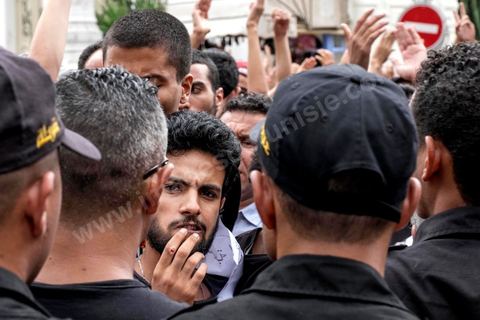 3 septembre 2015 : deuxième manifestation de la semaine contre le projet de loi sur la réconcialiation économique et contre les violences policières qui ont eu lieu deux jours avant contre ces manifestanst. A l'appel de l'UGET une cinquantaine de manifestants s'est réunie devant le théâtre municipal sur l'avenue Habib Bourguiba à Tunis. La police les a empêché de quitter la place pour cause d'interdiction de manifestation en cette période d'état d'urgence. Plusieeurs députés Front Populaire de l'ARP sont intervenus par des discours dont Ahmed Seddik, Nizar Ammami, Jilani Hammami et Mbarka Brahmi, femme du martyr Brahmi. 