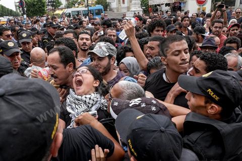 3 septembre 2015 : deuxième manifestation de la semaine contre le projet de loi sur la réconcialiation économique et contre les violences policières qui ont eu lieu deux jours avant contre ces manifestanst. A l'appel de l'UGET une cinquantaine de manifestants s'est réunie devant le théâtre municipal sur l'avenue Habib Bourguiba à Tunis. La police les a empêché de quitter la place pour cause d'interdiction de manifestation en cette période d'état d'urgence. Plusieeurs députés Front Populaire de l'ARP sont intervenus par des discours dont Ahmed Seddik, Nizar Ammami, Jilani Hammami et Mbarka Brahmi, femme du martyr Brahmi. 