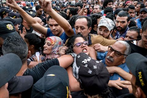 3 septembre 2015 : deuxième manifestation de la semaine contre le projet de loi sur la réconcialiation économique et contre les violences policières qui ont eu lieu deux jours avant contre ces manifestanst. A l'appel de l'UGET une cinquantaine de manifestants s'est réunie devant le théâtre municipal sur l'avenue Habib Bourguiba à Tunis. La police les a empêché de quitter la place pour cause d'interdiction de manifestation en cette période d'état d'urgence. Plusieeurs députés Front Populaire de l'ARP sont intervenus par des discours dont Ahmed Seddik, Nizar Ammami, Jilani Hammami et Mbarka Brahmi, femme du martyr Brahmi. 
