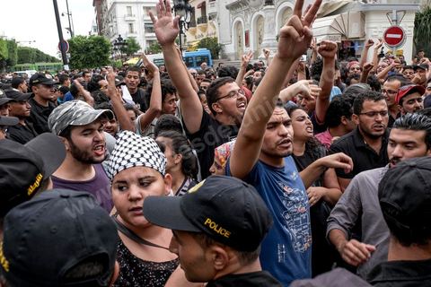 3 septembre 2015 : deuxième manifestation de la semaine contre le projet de loi sur la réconcialiation économique et contre les violences policières qui ont eu lieu deux jours avant contre ces manifestanst. A l'appel de l'UGET une cinquantaine de manifestants s'est réunie devant le théâtre municipal sur l'avenue Habib Bourguiba à Tunis. La police les a empêché de quitter la place pour cause d'interdiction de manifestation en cette période d'état d'urgence. Plusieeurs députés Front Populaire de l'ARP sont intervenus par des discours dont Ahmed Seddik, Nizar Ammami, Jilani Hammami et Mbarka Brahmi, femme du martyr Brahmi. 